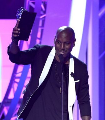 Tyrese accepting his Soul Train Centric Certified Award