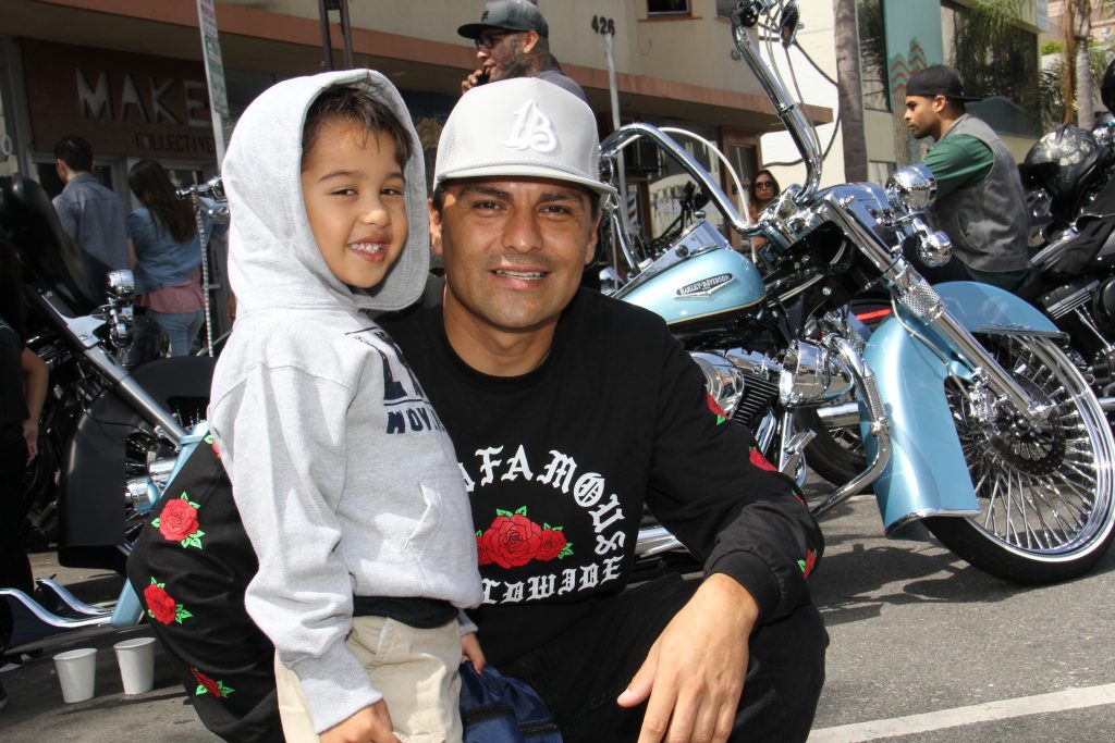 Lil Seno Mayor [4yrs. old] with the Hood Santa (Photo by: Fredwill Hernandez/The Hollywood 360)