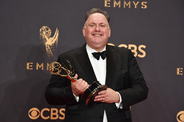 la-et-emmys-2017-69th-emmy-awards-live-emmy-winner-bruce-miller-handmaid-s-1505699006