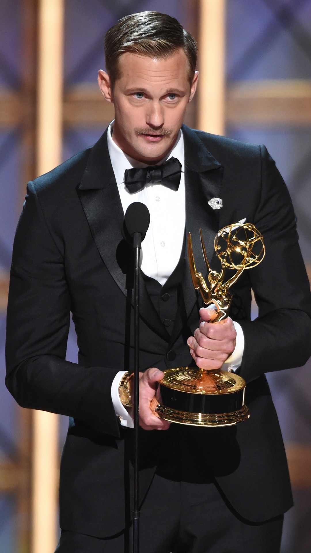 rs_1080x1920-170917182250-1080alex-skarsgard-emmy-winners